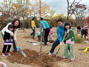 사진은 결혼기념일을 맞은 한 부부가 대전 한밭수목원에서  두 딸과 함께 기념 나무를 심는 모습. 