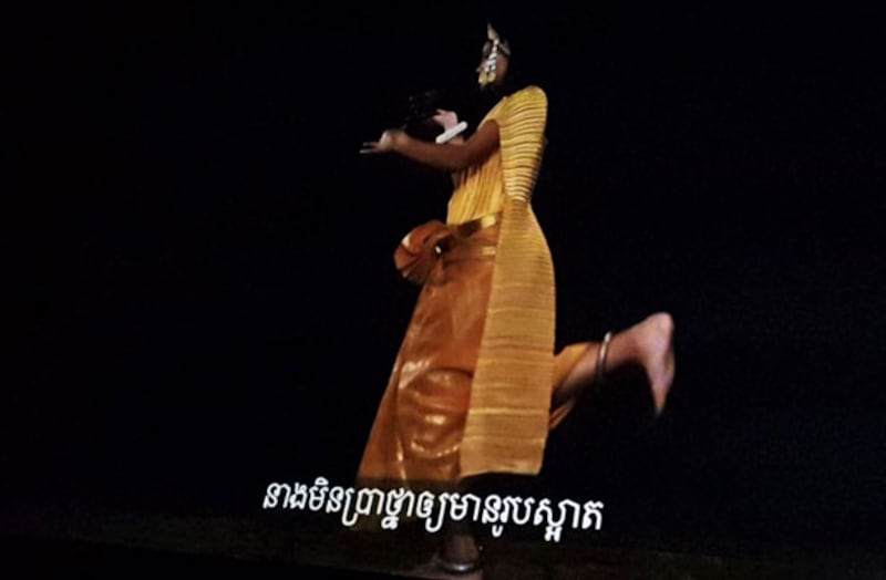 យុវតី ជិន សុខា ក្នុង​ឈុត​សម្ដែង​ក្នុង​ខ្សែ​ភាពយន្ត​ឯកសារ​ស្ដីពី​ការ​លើក​កម្ពស់​កុមារី។