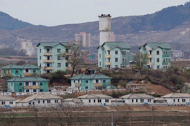 남북정상회담이 열리는 판문점 근처에 위치한 남측 대성동 마을에서 바라본 북측의 기정동 마을.