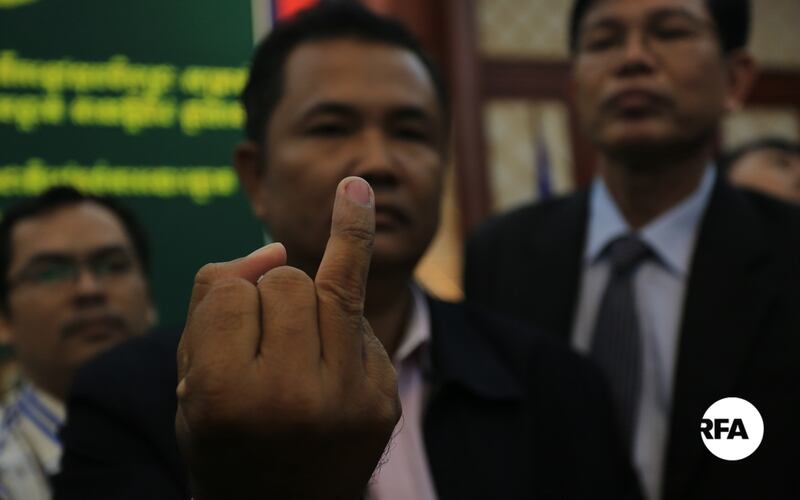 តំណាង​គណបក្ស​សង្គ្រោះ​ជាតិ លោក ម៉ន ផល្លា បង្ហាញ​ម្រាម​ដៃ​បន្ទាប់​ពី​លាង​ជម្រះ​ទឹក​ថ្នាំ​ខ្មៅ នៅ​ថ្ងៃ​ទី​១៧ ខែ​ឧសភា ឆ្នាំ​២០១៧។ 