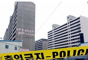 지난 8월 30대 부부와 딸이 투신해 숨진 것으로 알려진 전북 정읍시 북면 오산리 한 아파트 공사현장이 통제된 채 경찰이 현장감식을 벌이고 있다.