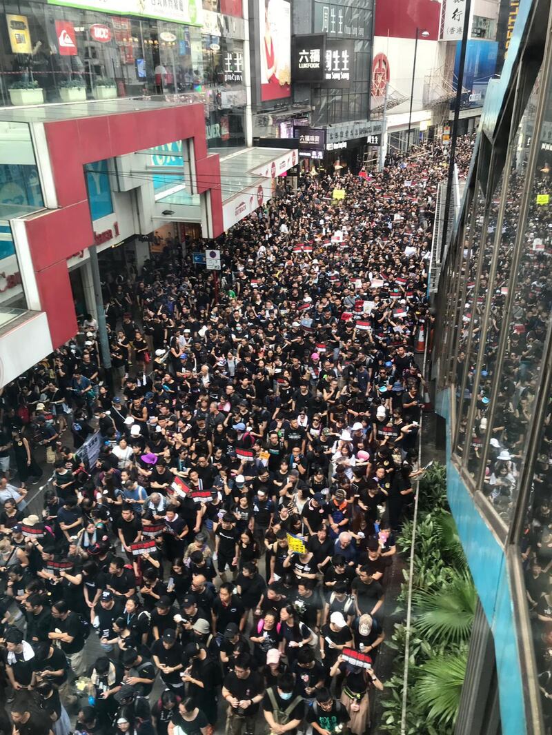 2019年6月16日,香港数以万计的市民示威大游行,要求香港领导人下台,并撤回引渡法案。(本台记者摄)