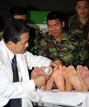 경기도 고양시 백마부대에서 국방부와 대한피부과학회 공동주최로 열린 '찾아가는 피부과교실'에서 한 의사가 장병들의 무좀을 검사하고 있다.