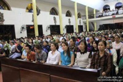 Các giáo dân đang cầu nguyện. Photo by JB NguyenHuuVinh