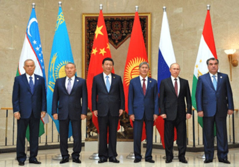 Xi Jinping (3rd from left) and Russia's President Vladimir Putin (second from right) pose with Central Asian leaders during a summit of the Shanghai Cooperation Organization (SCO) in Bishkek, Kyrgyzstan, Sept. 13, 2013.