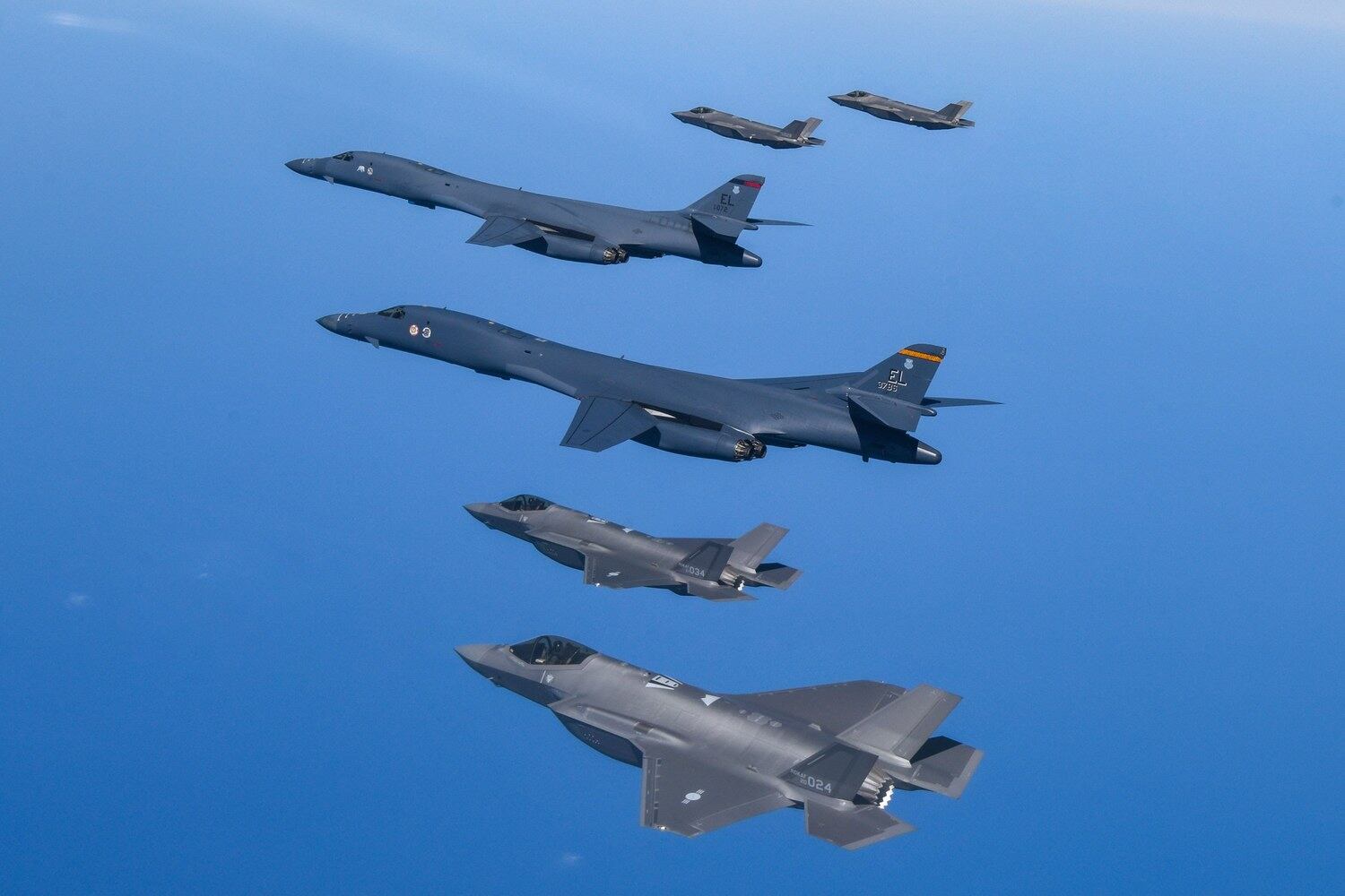 한미 공군이 지난 19일 한반도 상공에서 한국측 F-35A 전투기와 미국 공군 B-1B 전략폭격기 및 F-16 전투기가 참여한 가운데 연합공중훈련을 실시하고 있다.