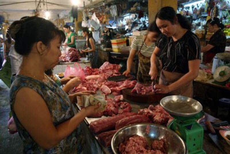 Một quầy bán thịt heo ở chợ. 