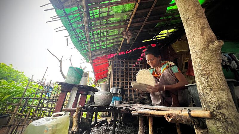 စစ်တွေမြို့ ဗုဒ္ဓေါမော်ဘုန်ကြီးကျောင်း စစ်ဘေးဒုက္ခသည်စခန်းရှိ ဒုက္ခသည်များအား ၂၀၂၃ ခုနှစ် အောက်တိုဘာ ၁၁ ရက်နေ့က တွေ့ရစဉ်။ (Photo: RFA)