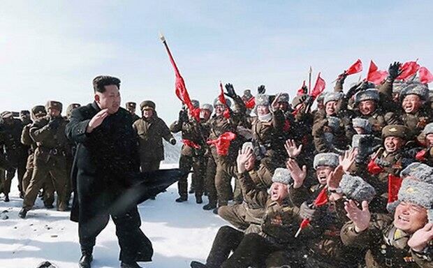 김정은 북한 총비서가 인민군 전투비행사 백두산지구 혁명전적지답사 행군대원들과 백두산에 올랐다고 조선중앙통신이 지난 2015년 4월 보도했다.