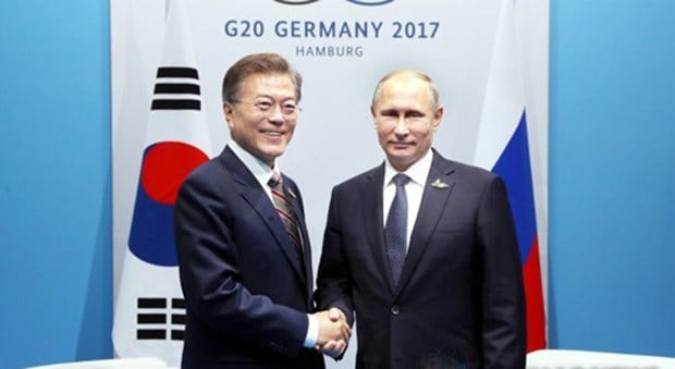 사진은 문재인 대통령이 지난해 7월 독일 함부르크 G20 메세 A4홀 내 양자회담장에서 블라디미르 푸틴 러시아 대통령을 만나 악수하는 모습. 