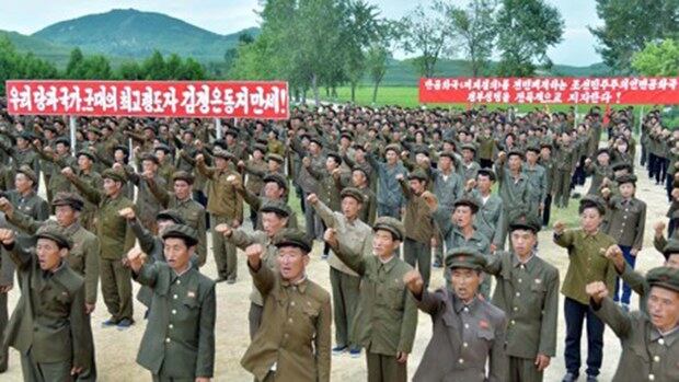 조선민주주의인민공화국 정부 성명을 지지하는 농업근로자들의 집회 모습.