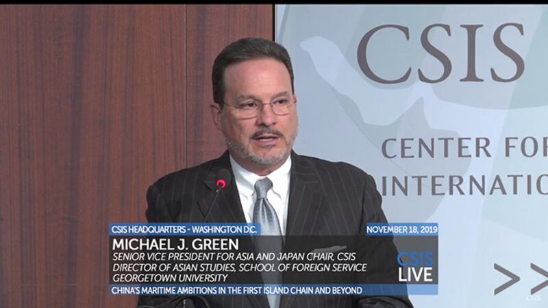 美国华盛顿智库“战略暨国际研究中心”负责人之一葛林（Michael Green）主持研讨会（视频截图）