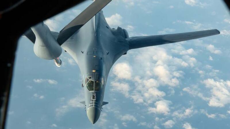 美國B-1B「槍騎兵」超音速戰略轟炸機，4月28日執行印度太平洋地區的轟炸機特遣隊任務，在32小時的往返飛行途中，由第909空中加油中隊的KC-135空中加油機替B-1B進行空中加油。（美國太平洋空軍官網圖片）