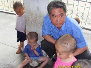 2008년 7월 북한 고아원을 방문한 '한-슈나이더 국제아동재단'의 샘 한 이사장.