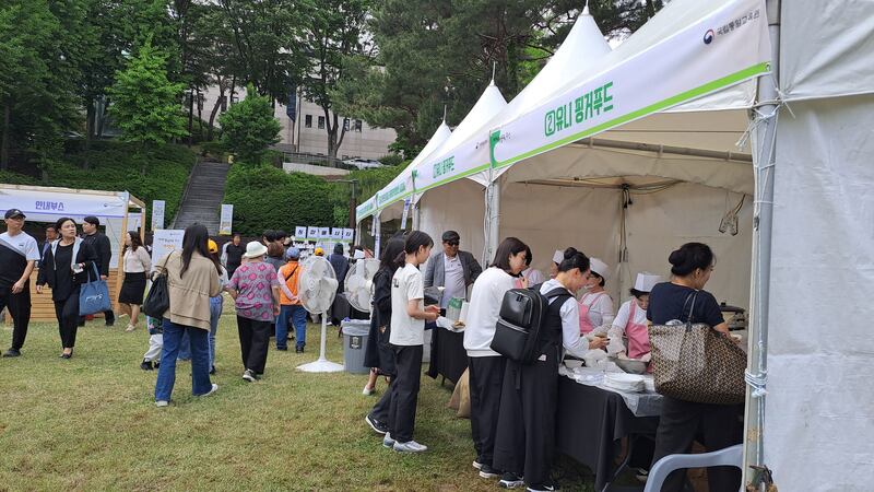 통일교육주간 개막식에 참가한 시민들.