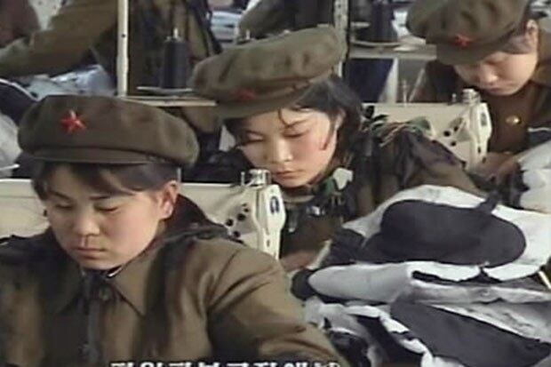 북한의 평안남도 평원피복공장에서 여성 근로자들이 노농적위대 복장으로 생산활동을 하는 모습.