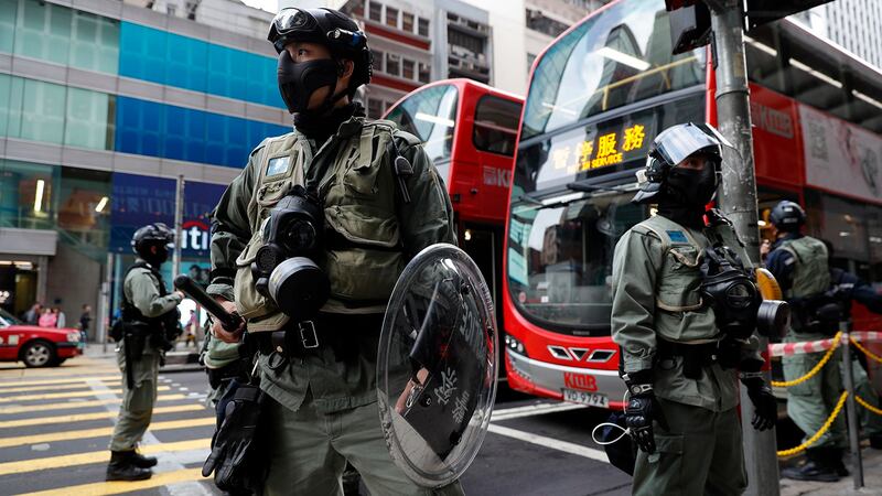 2019年12月9日香港警察在一个公共汽车站执勤。（美联社）