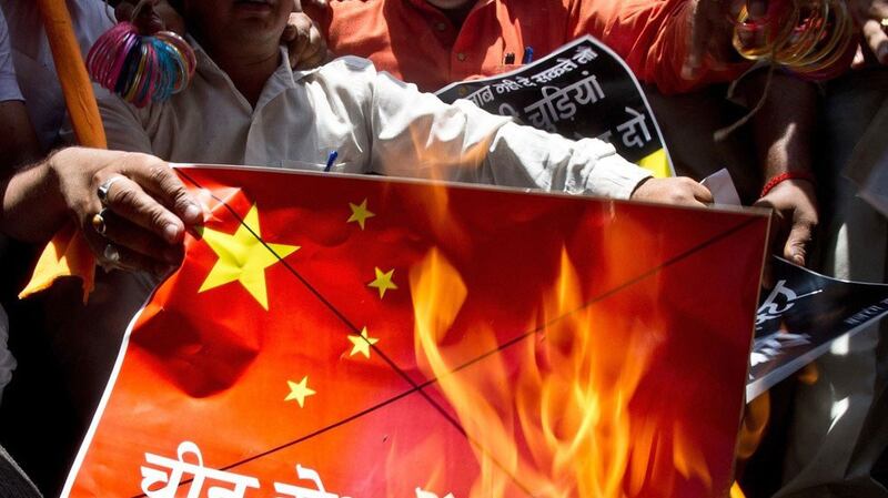 中印边境对峙引发印度国内不满，印度民众焚烧中国国旗以示抗议。（AFP）