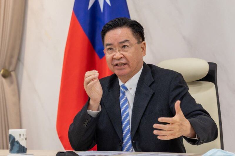 台湾外交部长吴钊燮称，俄乌战争让中国收敛武力犯台意图。(台湾外交部提供)