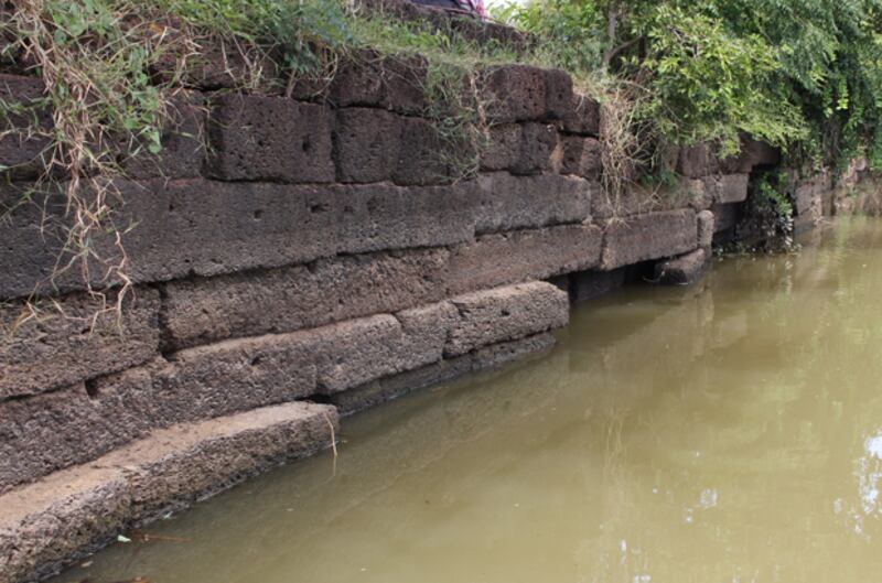 ស្ពាន​បុរាណ​សម័យ​អង្គរ​ចេញ​ពី​ទីក្រុង​ឆ្ពោះ​ទៅ​ទិស​ខាង​លិច ដែល​កសាង​ឡើង​អំពី​ថ្ម​បាយក្រៀម នៅ​ក្នុង​ភូមិ​គោល ឃុំ​គោល នៃ​ស្រុក​អង្គរជុំ ខេត្ត​សៀមរាប។ រូបថត​ថ្ងៃ​ទី​២ ខែ​វិច្ឆិកា ឆ្នាំ​២០១៥ 