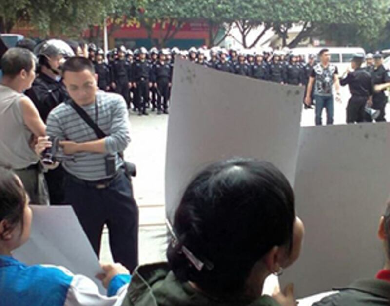 2015年3月24日，大批防暴警其後來到“中山翠亨制包廠”與工人對峙。(工人攝)