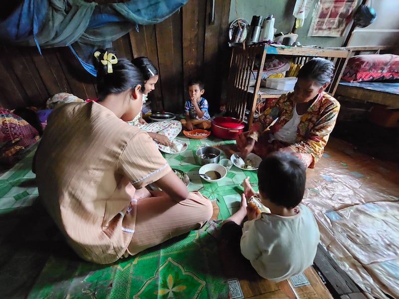 ဒလမြို့နယ်ရှိ ဝန်ထမ်းအိမ်ရာတွင် နေထိုင်သည့် ဒေါ်ညိုတို့ မိသားစုကို ၂၀၂၄ ခုနှစ် ဇူလိုင်လ ၂၂ ရက်နေ့က တွေ့ရစဉ်။ (Photo: RFA)