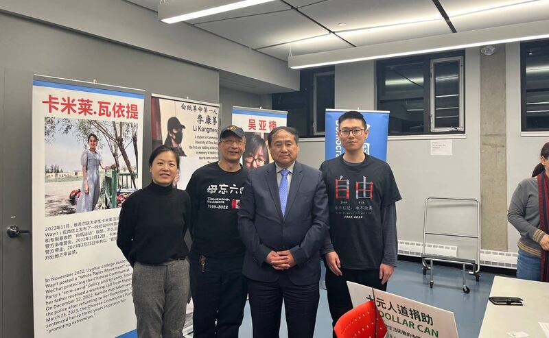 曾被中国关押的民主活动家王军涛(右二)回想起自己蹲苦牢时受到外界资助关怀，心里特别感动，也鼓励年轻一代继续送暖施善。 (十元人道捐助提供)