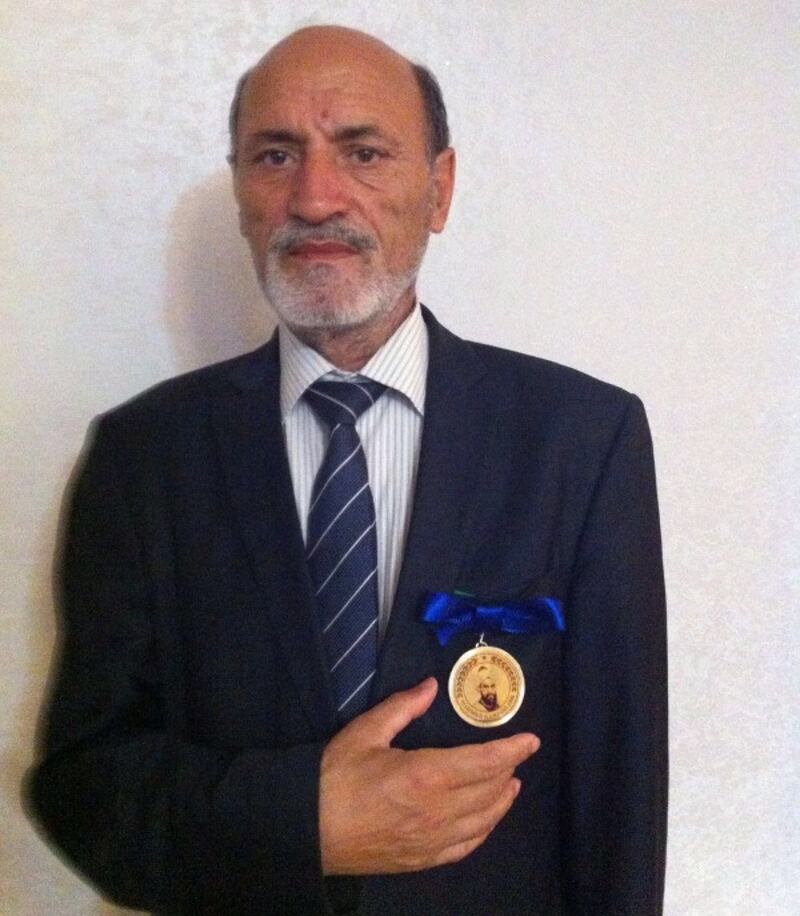 مەخمۇت قەشقىرى مۇكاپاتىغا ئېرىشكەن باكۇ دۆلەت ئۇنىۋېرسىتېتى ئوقۇتقۇچىسى پروفېسسور دوكتور رامىز ئاسكەر