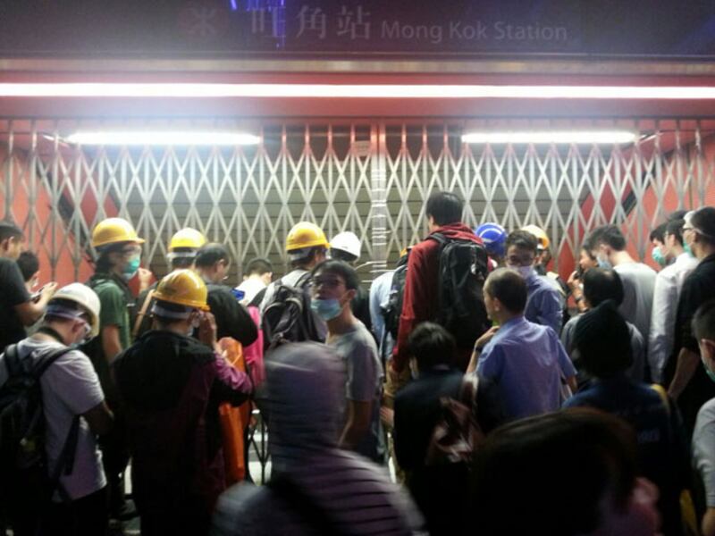 2014年11月25日，香港警方在旺角佔領區清場引發多宗衝突，至晚上七時，港鐵應警方要求，關閉旺角雅蘭中心E1出口，出口門外聚集了大批市民。（本台記者攝）