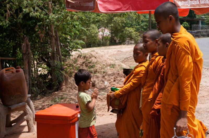 សកម្មភាព​ពុទ្ធ​បរិស័ទ​ដាក់​បាត្រ​នៅ​ឃុំ​បឹងដោ ស្រុក​ព្រះស្ដេច ខេត្ត​ព្រៃវែង កាល​ពី​​ថ្ងៃ​ទី​៤ កញ្ញា ឆ្នាំ​២០១៥។