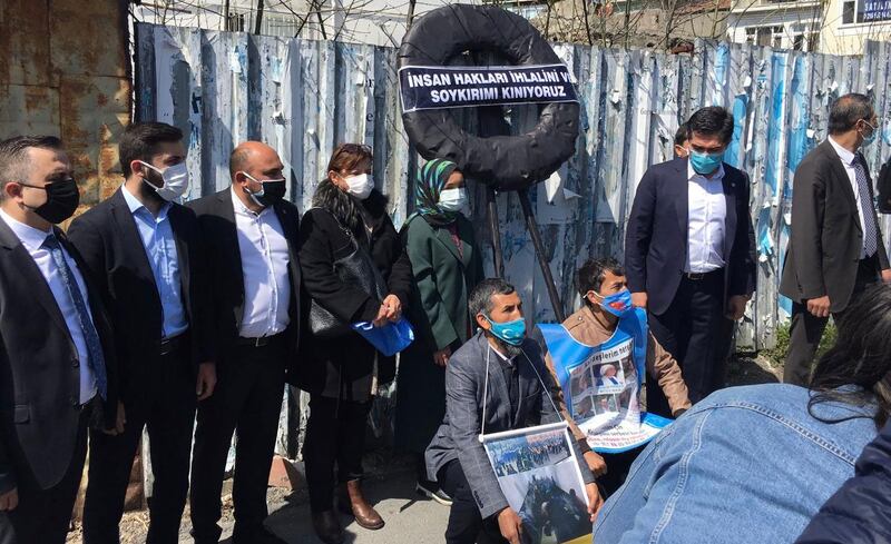 «ئىيى» پارتىيەسى ئىستانبۇلدىكى خىتاي كونسۇلخانىسى ئالدىدا نامايىش ئۆتكۈزۈپ، خىتاي ئەلچىخانىسىنىڭ ئىشىكىگە قارا گۈلچەمبىرەك قويدى. 2021-يىلى 7-ئاپرېل، تۈركىيە.
