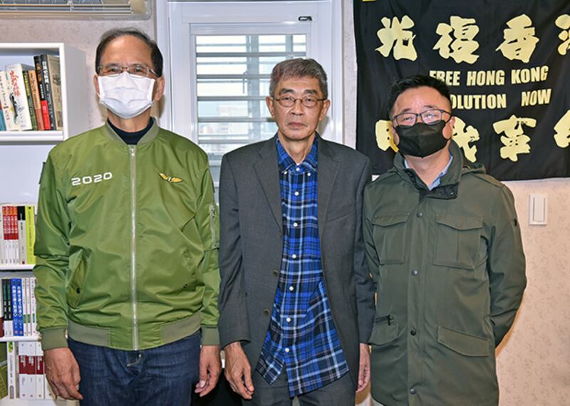 2020年4月25日，台灣立法院長游錫堃（左）和民進黨秘書長羅文嘉（右）前來祝賀。（鍾廣政 攝）