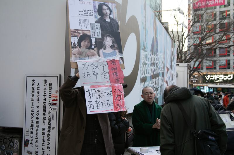 除了悼念李文亮,留學生在場發起「一人一張明信片」寄到因中國的還押所,向中國施壓。(張仕仁攝)