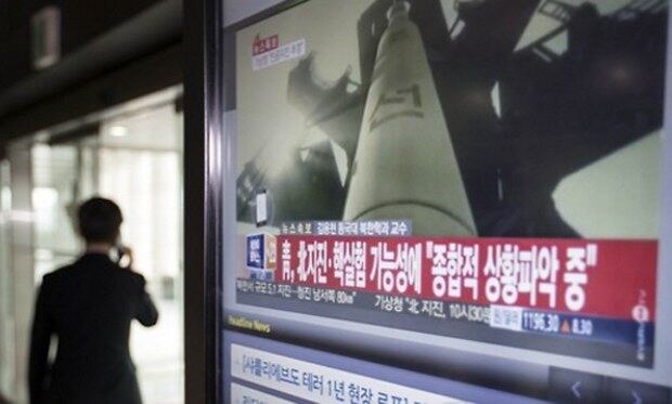 북한의 풍계리 핵실험장 인근에서 규모 5.1의 지진이 발생했다고 유럽지중해지진센터(EMSC)와 미국지질조사국(USGS), 중국지진센터 등이 밝힌 6일 오전 서울 용산구 국방부에 설치된 텔레비전에서 관련 뉴스가 나오고 있다.