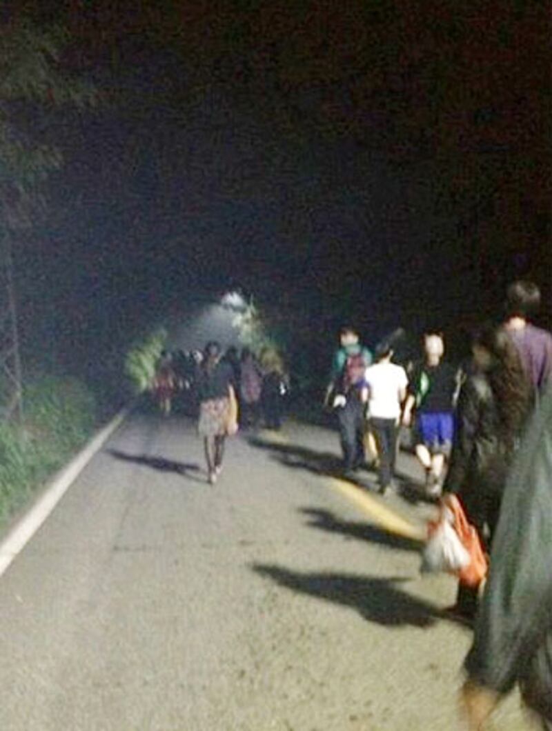國慶翌日,逾萬名遊客到華山旅遊,不少人滯留山上沒車接載下山,唯有徒步下山。(現場人士提供)