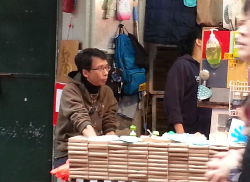 2015年2月25日，在旺角花園街擺賣的小販指，獲豁免半年牌照費約三千多元，不足彌補“佔領行動”對他造成的損失，加上中港經濟不明朗，顧客購買力減，慨嘆生意難做。（粵語組林靜攝）