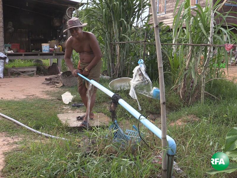 ពលរដ្ឋ​នៅ​ភូមិ​បឹង សង្កាត់​ជ្រាវ ប្រើ​ប្រាស់​ទឹកអណ្ដូង​​ដែល​ជីក​ខ្លួន​ឯង ដោយសារ​គ្មាន​ទឹក​ស្អាត​របស់​​រដ្ឋាករ​ទឹក​ប្រើ​ប្រាស់។ រូបថត​ថ្ងៃ​ទី​១ ខែ​ធ្នូ ឆ្នាំ​២០១៦។ RFA/Hang Savyouth