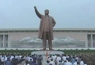 김일성 주석 사망 16주기인 8일 북한 주민들이 만수대언덕 김일성동상을 참배했다.