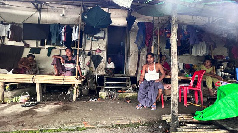 စစ်တွေမြို့ ဗုဒ္ဓေါမော်ဘုန်ကြီးကျောင်း စစ်ဘေးဒုက္ခသည်စခန်းရှိ ဒုက္ခသည်များအား ၂၀၂၃ ခုနှစ် အောက်တိုဘာ ၁၁ ရက်နေ့က တွေ့ရစဉ်။ (Photo: RFA)