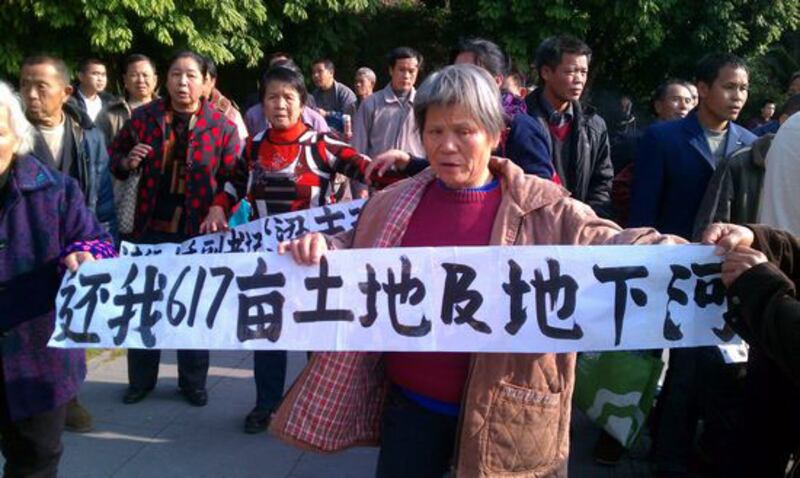 廣東清遠連州大洞村村民因土地問題, 1月25日廣東省兩會召開期間,到會場抗議。(照片由民生觀察提供)