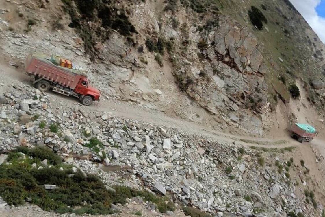 随着冬天降临,从普兰运送物资到Limi山谷的车辆。