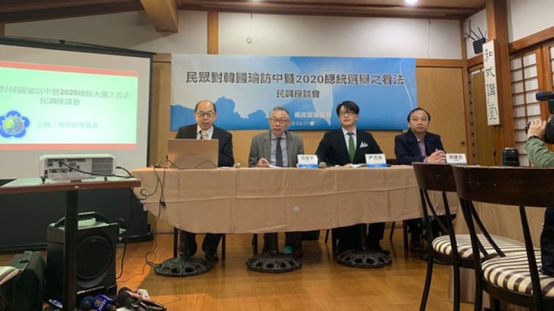 两岸政策协会1日公布韩国瑜访中行最新民调。(记者 黄春梅摄)