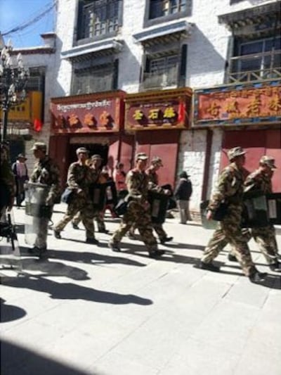 图片：武警于藏历新年在拉萨街上巡逻场景。（唯色博客）