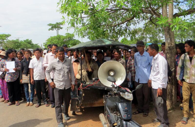 ប្រជាពលរដ្ឋ​មាន​ទំនាស់​ដីធ្លី​ដង្ហែ​ក្បួន​ពី​តំបន់​អង្គរ​ឃ្យុងយូរ ទៅ​សាលា​​ខេត្ត​សៀមរាប ដើម្បី​ដាក់​ញត្តិ​ជូន​លោក​អភិបាល​ខេត្ត ឱ្យ​ជួយ​ដោះស្រាយ កាល​ពី​ថ្ងៃ​១៧ មិថុនា ២០១៤។