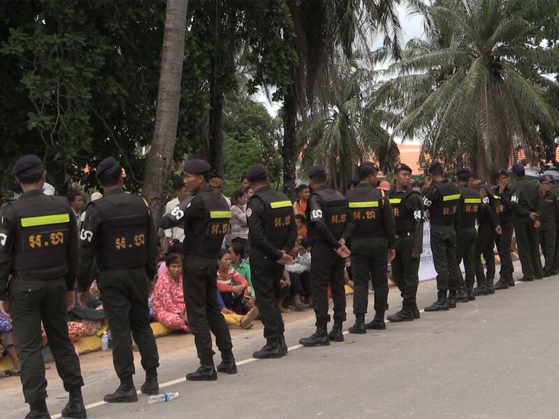 សមត្ថកិច្ច​រារាំង​ពលរដ្ឋ​ដែល​ប្រមូល​ផ្ដុំ​នៅ​មុខ​សាលា​ខេត្ត​ព្រះសីហនុ មិន​ឲ្យ​ជួប​លោក​នាយក​រដ្ឋមន្ត្រី ហ៊ុន សែន នៅ​ថ្ងៃ​ទី​៣ ខែ​សីហា ឆ្នាំ​២០១៦។ RFA/Den Ayuthyea