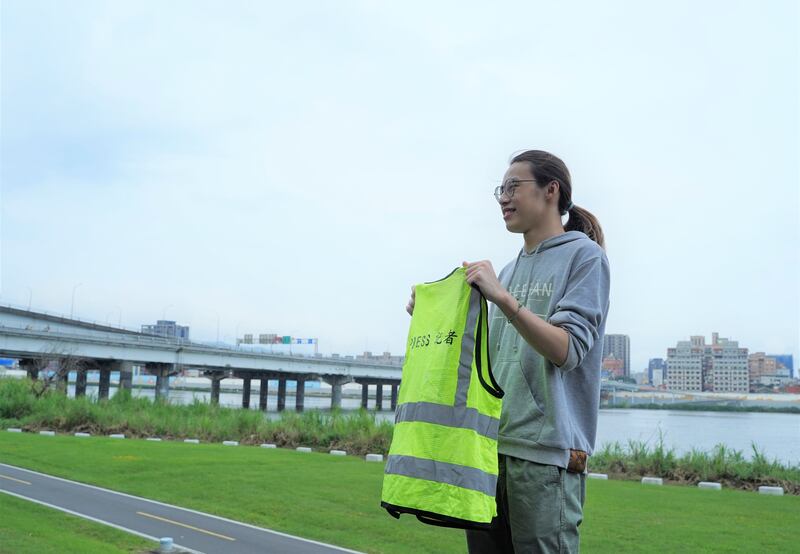 胡戩尷尬地叮囑「千萬不要叫我穿起來拍照」。（文海欣 攝）