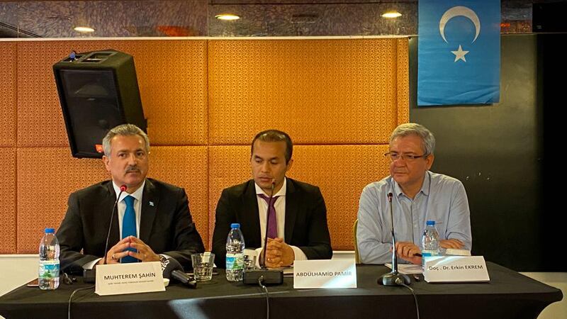 ئوڭدىن سولغا دۇنيا ئۇيغۇر قۇرۇلتىيى مۇئاۋىن رەئىسى دوكتور ئەركىن ئەكرەم، خەلقئارا شەرقىي تۈركىستان تەشكىلاتلار بىرلىكىنىڭ ئەنقەرەدىكى ۋەكىلى ئابدۇلھەمىد پامىر ئەپەندى، شائىر ۋە يازغۇچى مۆھتىرەم شاھىن ئەپەندى. 2023-يىلى 4-ئىيۇل، ئەنقەرە