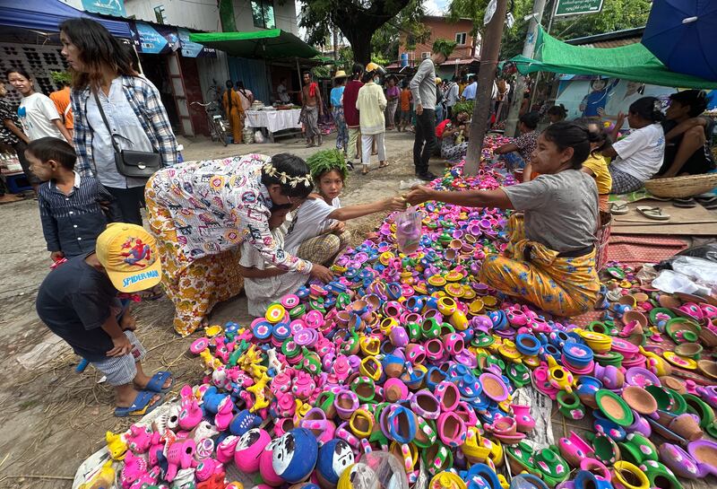 ၂၀၂၃ ခုနှစ် သြဂုတ်လ ၂၄ ရက်နေ့က မန္တလေးတောင်ခြေအနီး အောင်မြေသာစံမြို့နယ် အိုးဘိုရပ်ကွက်မှာ ကျင်းပတဲ့ အိုးပုတ်ပွဲတော်တွင်စျေးဝယ်နေသူများကို တွေ့ရစဉ်။ (Photo : RFA)