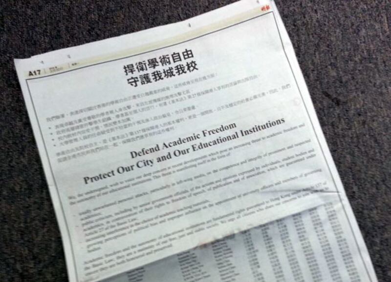 2015年3月30日，570名社會人士作出聯署，於報章上刊登全版廣告，呼籲全港市民一同捍衛學術自由。(粵語組林靜攝)