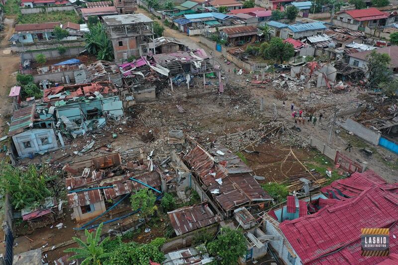 လားရှိုးမြို့ရှိ မန်နားရွာကို စစ်ကောင်စီတပ်က ၂၀၂၄ ခုနှစ် စက်တင်ဘာလ ၃၀ က လေကြောင်း တိုက်ခိုက်မှုကြောင့် ထိခိုက်ပျက်စီးခဲ့သည့် နေအိမ်အဆောက်အအုံများကို တွေ့ရစဉ်။ (Photo : Facebook/လားရှိုးမြို့ပြန်လည်ထူထောင်ရေးအဖွဲ့)